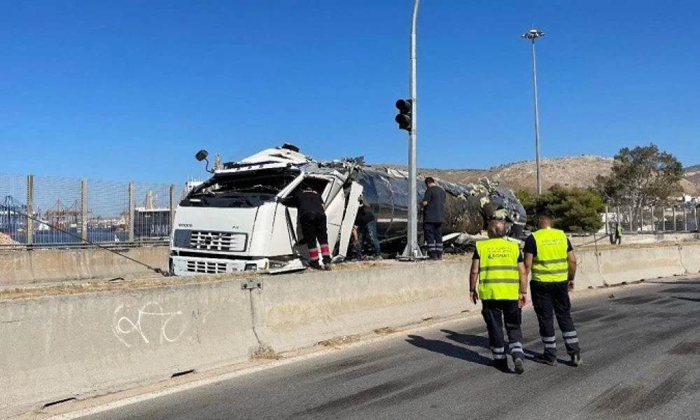 Αποκαταστάθηκε η κυκλοφορία στη λεωφόρο Δραπετσώνας μετά το ατύχημα ανατροπής βυτιοφόρου